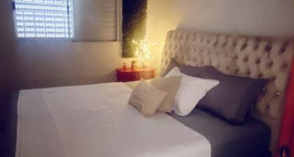 Studio apartment with king-size bed, garage, air conditioning, patio, pets, washing machine.
