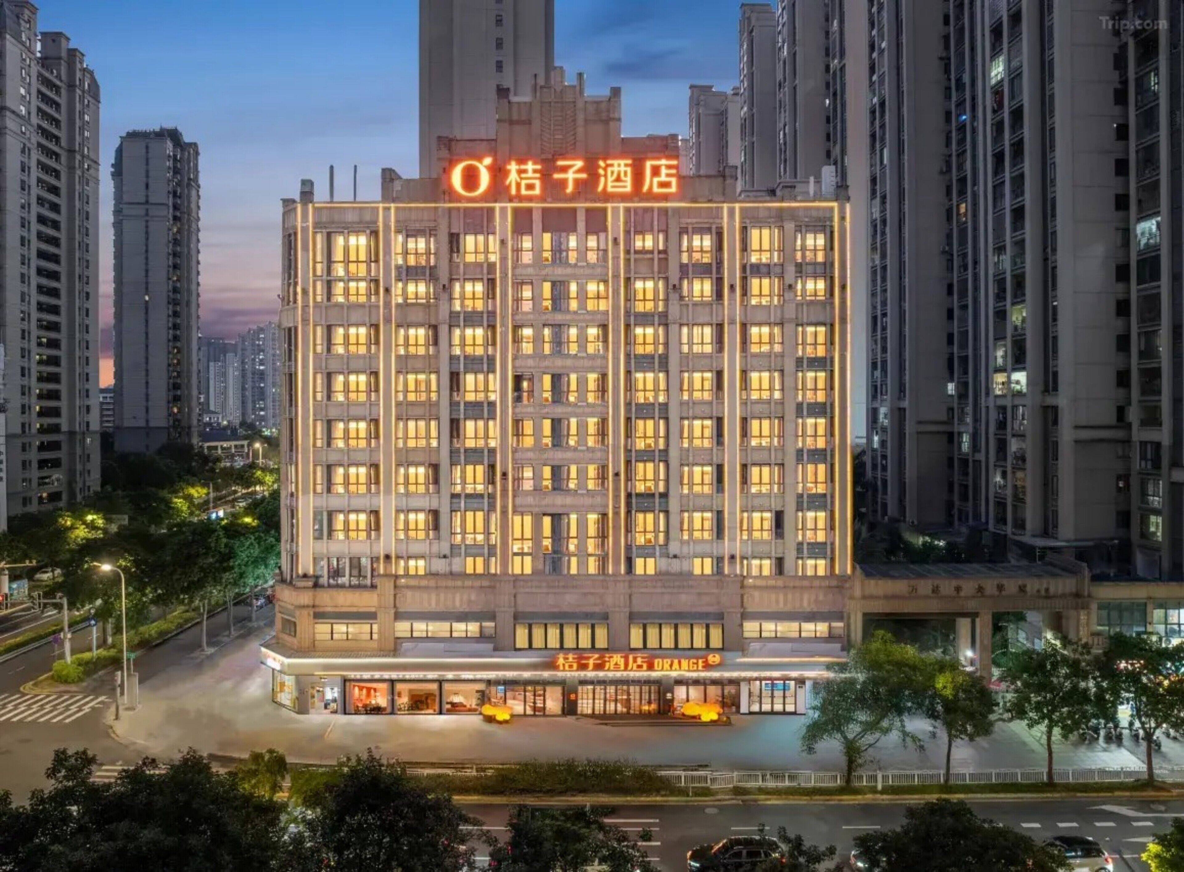 Un edificio de hotel de varios pisos con un letrero llamativo en la parte superior.