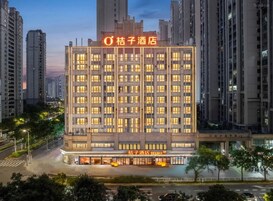 Un edificio de hotel de varios pisos con un letrero llamativo en la parte superior.