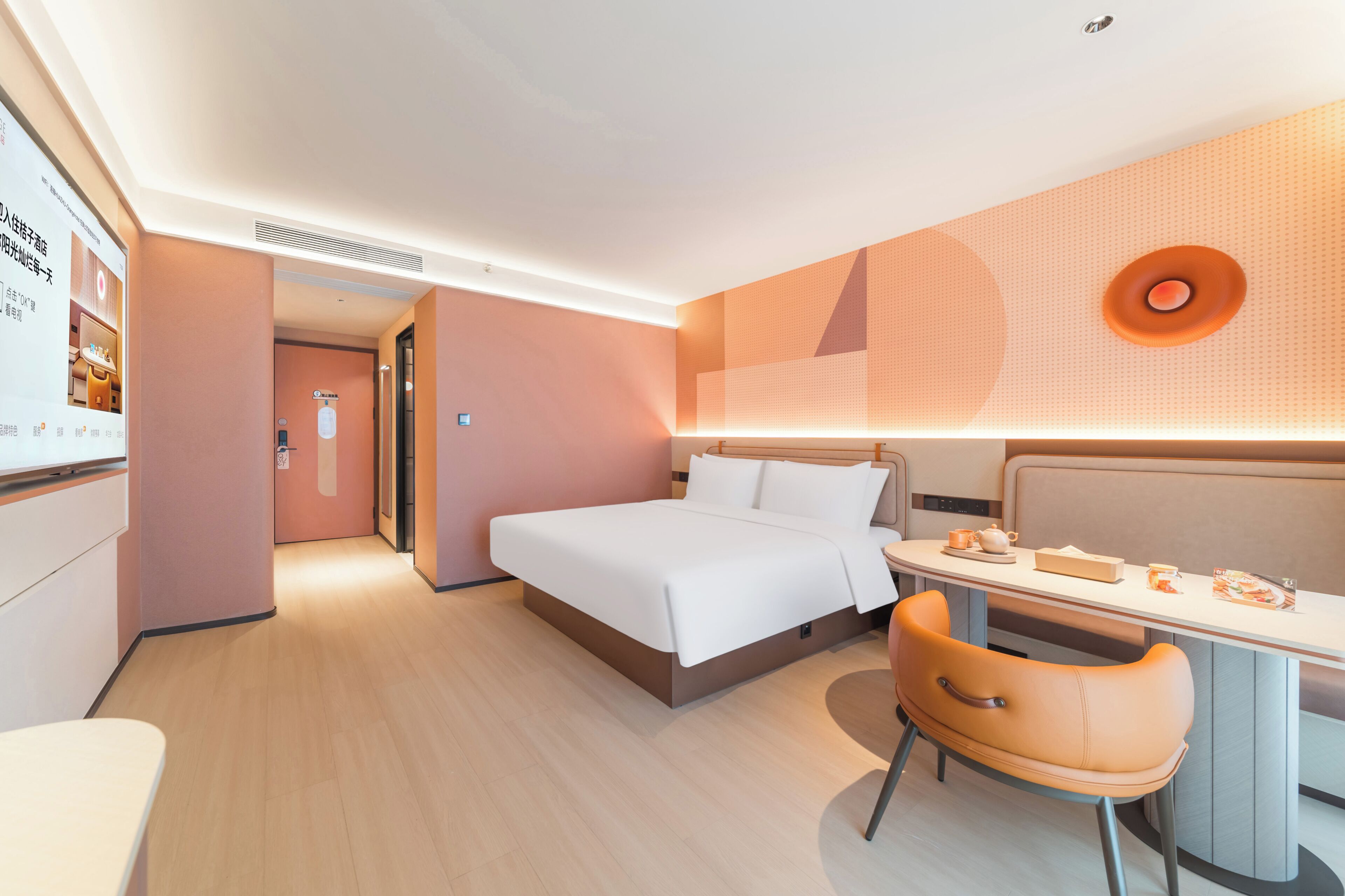 Ein Hotelzimmer mit einem Bett, einem Schreibtisch, einem Stuhl und einer Wandlampe.