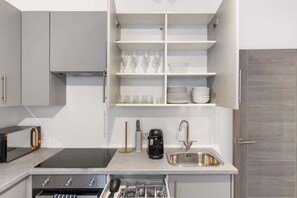 Wasserkocher mit Kaffee-/Teezubehör, Kühlschrank, Mikrowelle, Ofen