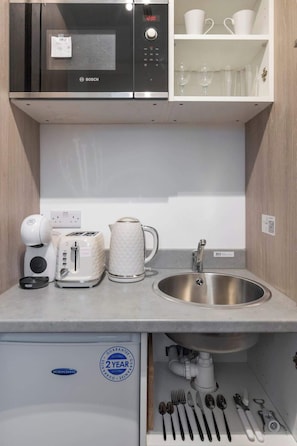Wasserkocher mit Kaffee-/Teezubehör, Kühlschrank, Mikrowelle