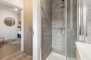 Dusche, Haartrockner, Shampoo