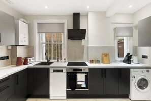 Wasserkocher mit Kaffee-/Teezubehör, Kühlschrank, Mikrowelle, Ofen