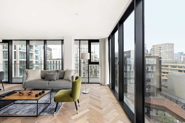 TV, offices - 2-BR Flat AC Balcony Just Steps from Tower Bridge (Greater London)