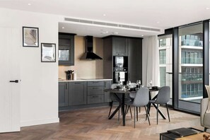 Dining - 2-BR Flat AC Balcony Just Steps from Tower Bridge (Greater London)