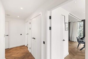 Interior - 2-BR Flat AC Balcony Just Steps from Tower Bridge (Greater London)