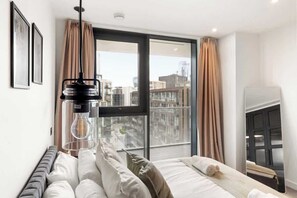 Iron/ironing board, travel cot, WiFi, bed sheets - 2-BR Flat AC Balcony Just Steps from Tower Bridge (Greater London)