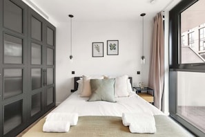 Iron/ironing board, travel cot, WiFi, bed sheets - 2-BR Flat AC Balcony Just Steps from Tower Bridge (Greater London)