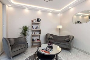 TV, offices - Luxurious 2 King-Size Bed Flat + Patio (Greater London)
