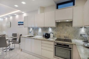Coffee/tea maker, fridge, microwave, oven - Luxurious 2 King-Size Bed Flat + Patio (Greater London)