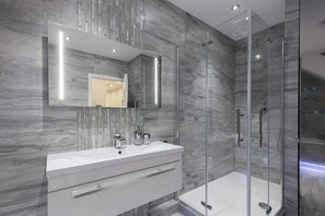 Shower, hair dryer, shampoo - Luxurious 2 King-Size Bed Flat + Patio (Greater London)