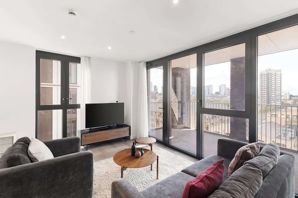 TV, offices - Stunning Views Modern London Apartment with ac (Greater London)