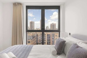 Iron/ironing board, travel cot, WiFi, bed sheets - Stunning Views Modern London Apartment with ac (Greater London)