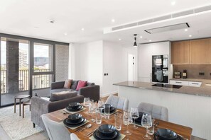 Interior - Stunning Views Modern London Apartment with ac (Greater London)