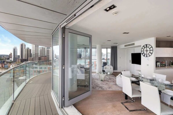 Outdoor dining - Exclusive London Penthouse with River Views (Greater London)