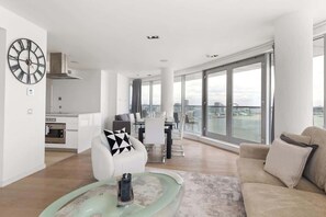 TV, offices - Exclusive London Penthouse with River Views (Greater London)