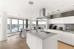 Fridge, microwave, oven, stovetop - Exclusive London Penthouse with River Views (Greater London)