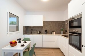 Wasserkocher mit Kaffee-/Teezubehör, Kühlschrank, Mikrowelle