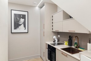 Coffee/tea maker, fridge, oven, stovetop - Chic Luxury Studio - 1 min To Tube Station (Greater London)