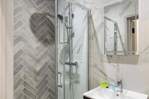 Shower, hair dryer, shampoo - Chic Luxury Studio - 1 min To Tube Station (Greater London)