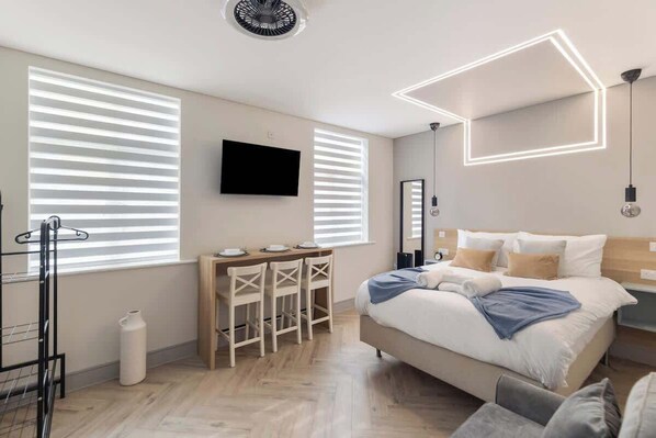 Iron/ironing board, travel cot, WiFi, bed sheets - Chic Luxury Studio - 1 min To Tube Station (Greater London)