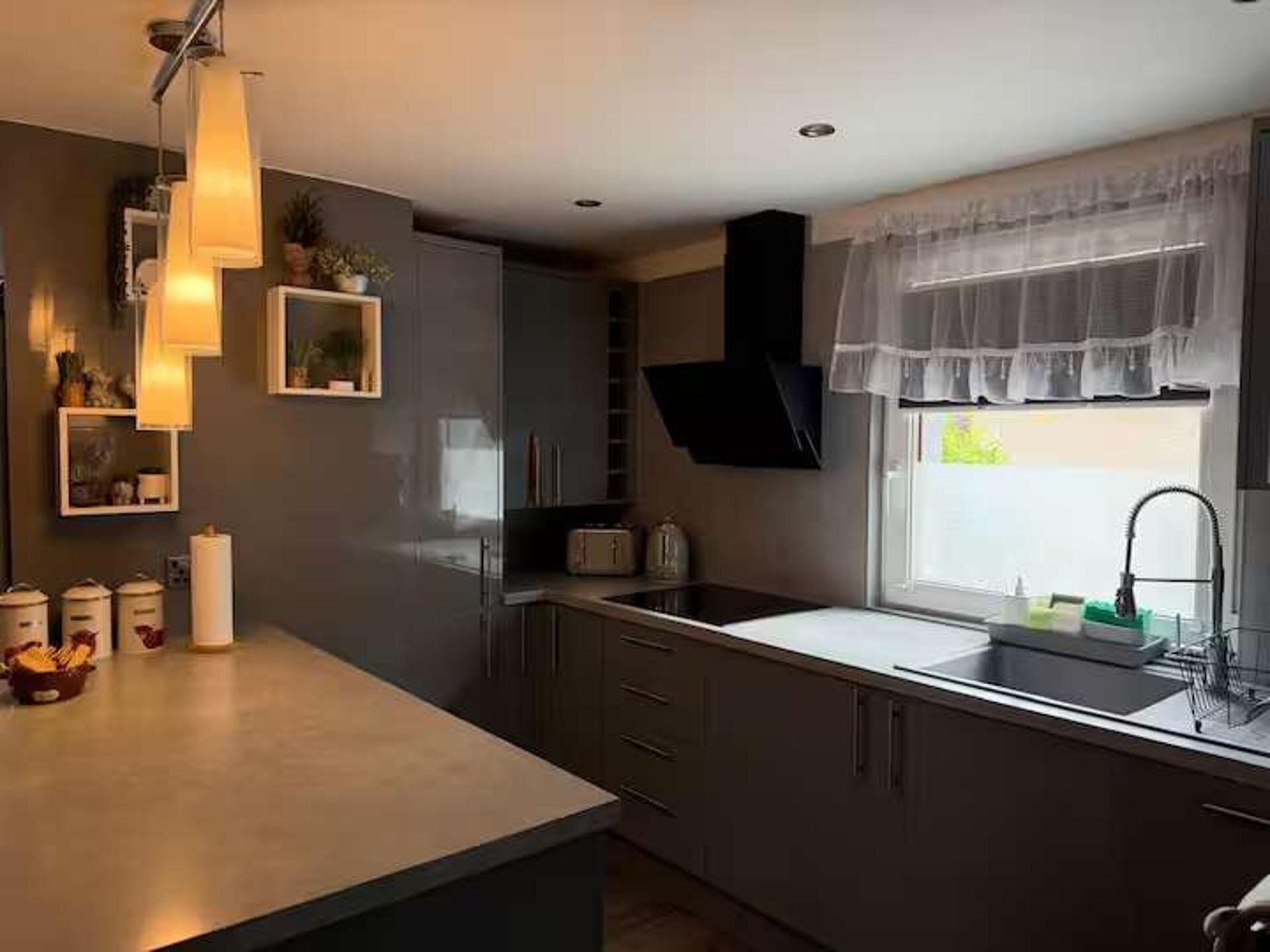 Frigorífico, microondas, horno y placa de cocina