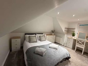 4 bedrooms, WiFi (free), bed sheets