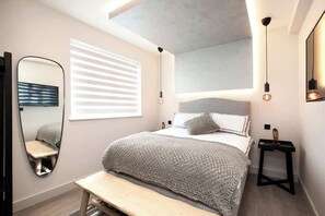 Iron/ironing board, travel cot, WiFi, bed sheets - Luxury 3 bedroom Haven Close To Tube Station (Greater London)