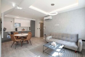 TV, offices - Luxury 3 bedroom Haven Close To Tube Station (Greater London)