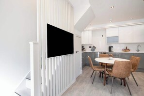 Dining - Luxury 3 bedroom Haven Close To Tube Station (Greater London)