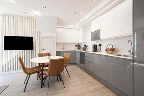 Coffee/tea maker, fridge, microwave, oven - Luxury 3 bedroom Haven Close To Tube Station (Greater London)