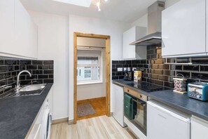 Wasserkocher mit Kaffee-/Teezubehör, Kühlschrank, Mikrowelle, Ofen