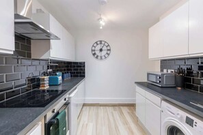 Wasserkocher mit Kaffee-/Teezubehör, Kühlschrank, Mikrowelle, Ofen