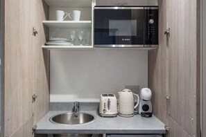 Wasserkocher mit Kaffee-/Teezubehör, Kühlschrank, Mikrowelle