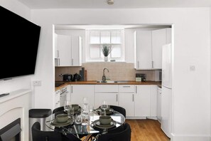 Wasserkocher mit Kaffee-/Teezubehör, Kühlschrank, Mikrowelle, Ofen