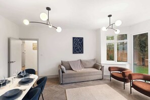TV, offices - High-End 3-Bedroom Residence With Garden (Greater London)