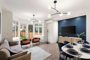 TV, offices - High-End 3-Bedroom Residence With Garden (Greater London)
