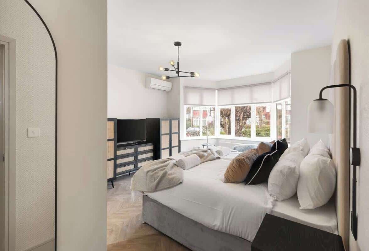 Iron/ironing board, travel cot, WiFi, bed sheets
