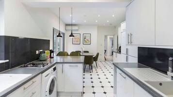 Coffee/tea maker, fridge, microwave, oven