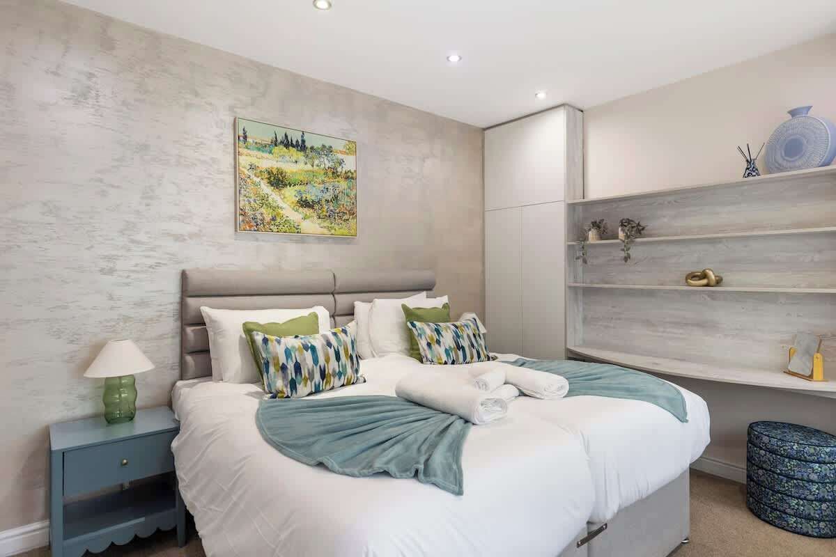 5 bedrooms, iron/ironing board, WiFi, bed sheets