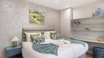 5 bedrooms, iron/ironing board, WiFi, bed sheets