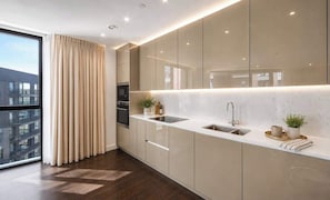 Wasserkocher mit Kaffee-/Teezubehör, Kühlschrank, Mikrowelle, Ofen