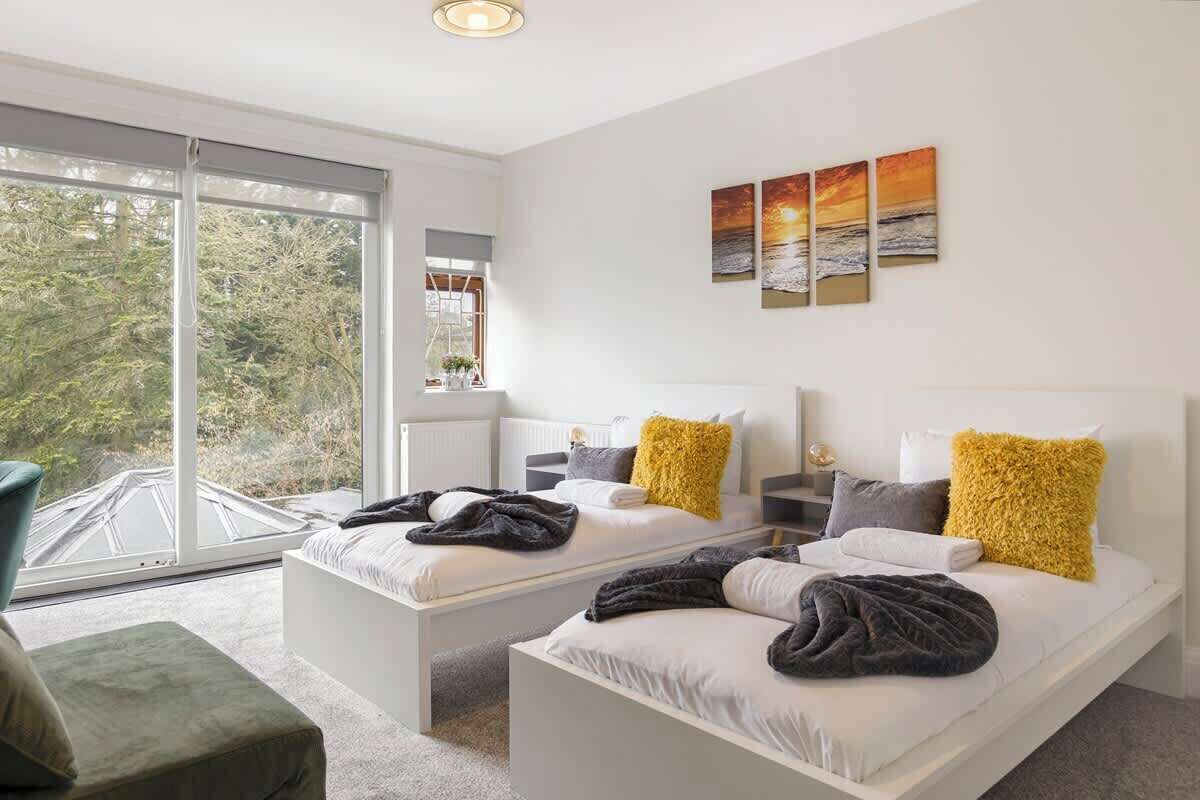 5 habitaciones, tabla de planchar con plancha, cuna de viaje y wifi 