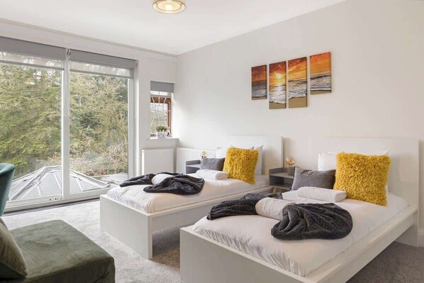 Iron/ironing board, travel cot, WiFi, bed sheets - Spacious Home sleeps 14 adults London (Greater London)