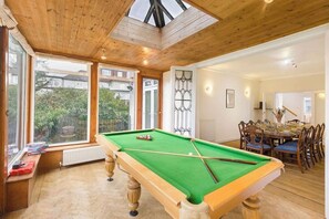 Games room - Spacious Home sleeps 14 adults London (Greater London)