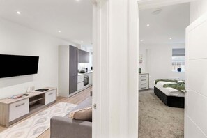 Bügeleisen/Bügelbrett, Reisekinderbett, WLAN, Bettwäsche