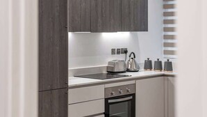 Eine moderne Küche mit Backofen, Toaster und Wasserkocher auf der Arbeitsfläche.