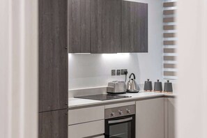 Wasserkocher mit Kaffee-/Teezubehör, Kühlschrank, Mikrowelle, Ofen