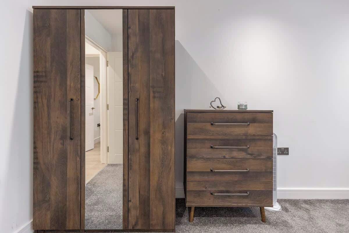 Ein Kleiderschrank mit Spiegelüren und eine Kommode mit Schubladen.